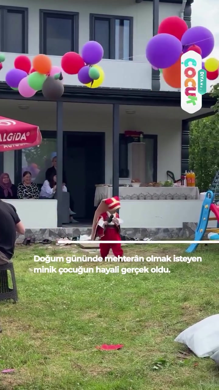 🇹🇷 Doğum gününde mehterân olmak isteyen minik çocuk, kıyafetini giyip davulunu çalarak Ced