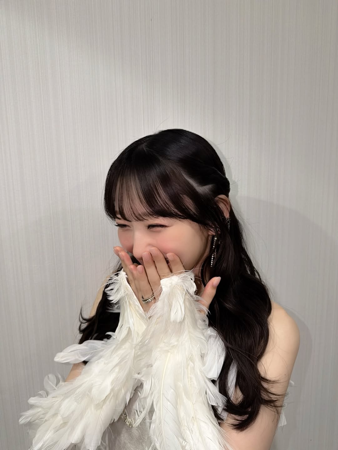 昨日はミュージックステーションさんに出演させていただきました🎤 そして新衣装のお披露目でした！羽、可愛い...🪿💭 (Part 4)