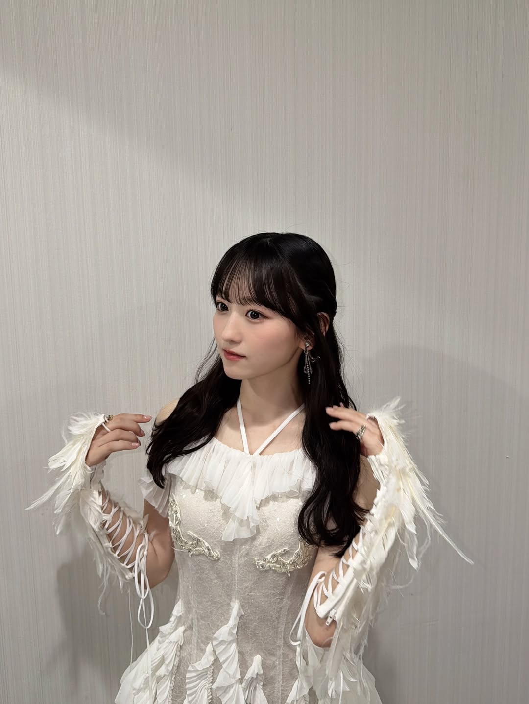 昨日はミュージックステーションさんに出演させていただきました🎤 そして新衣装のお披露目でした！羽、可愛い...🪿💭 (Part 2)