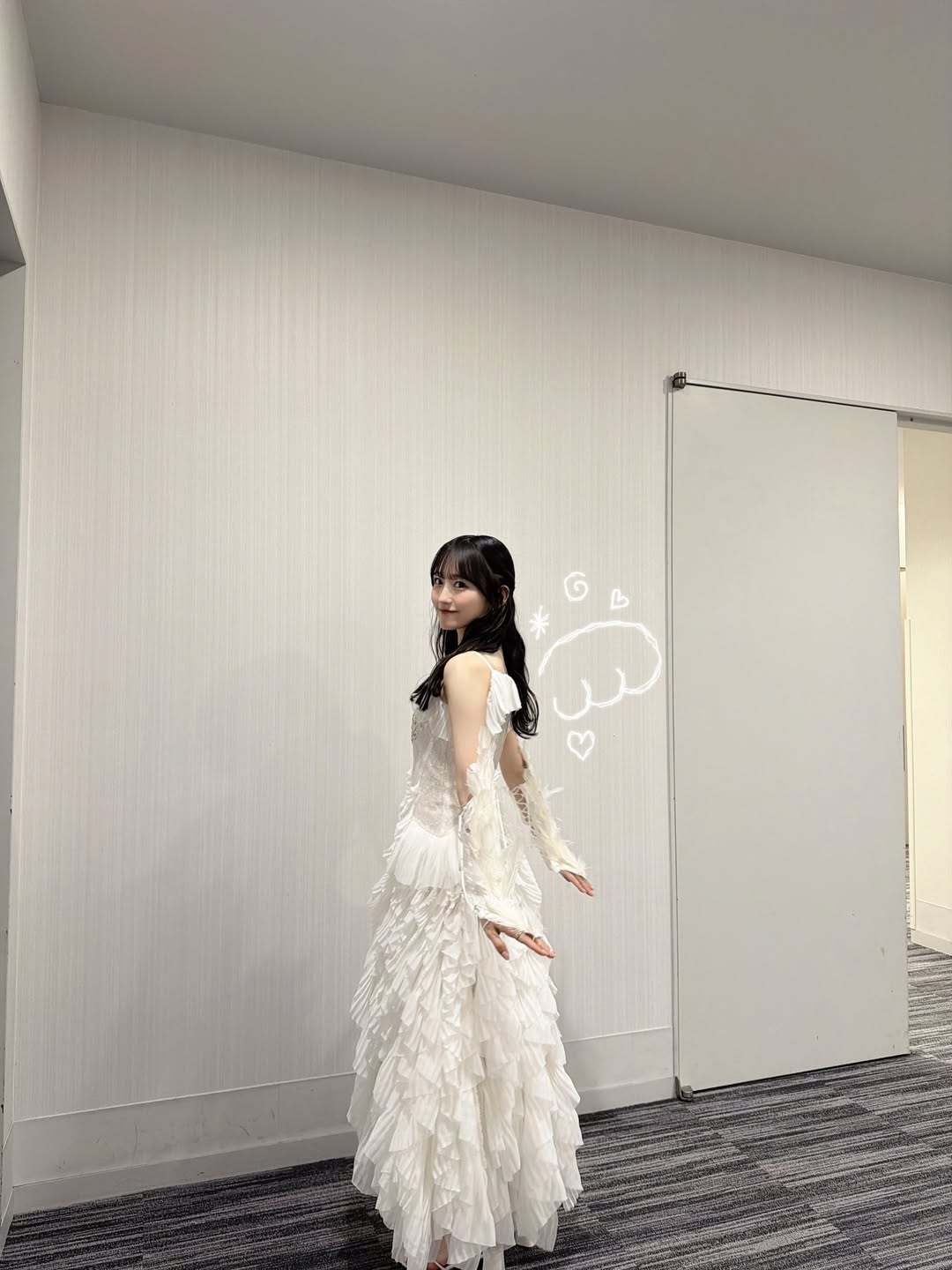 昨日はミュージックステーションさんに出演させていただきました🎤 そして新衣装のお披露目でした！羽、可愛い...🪿💭