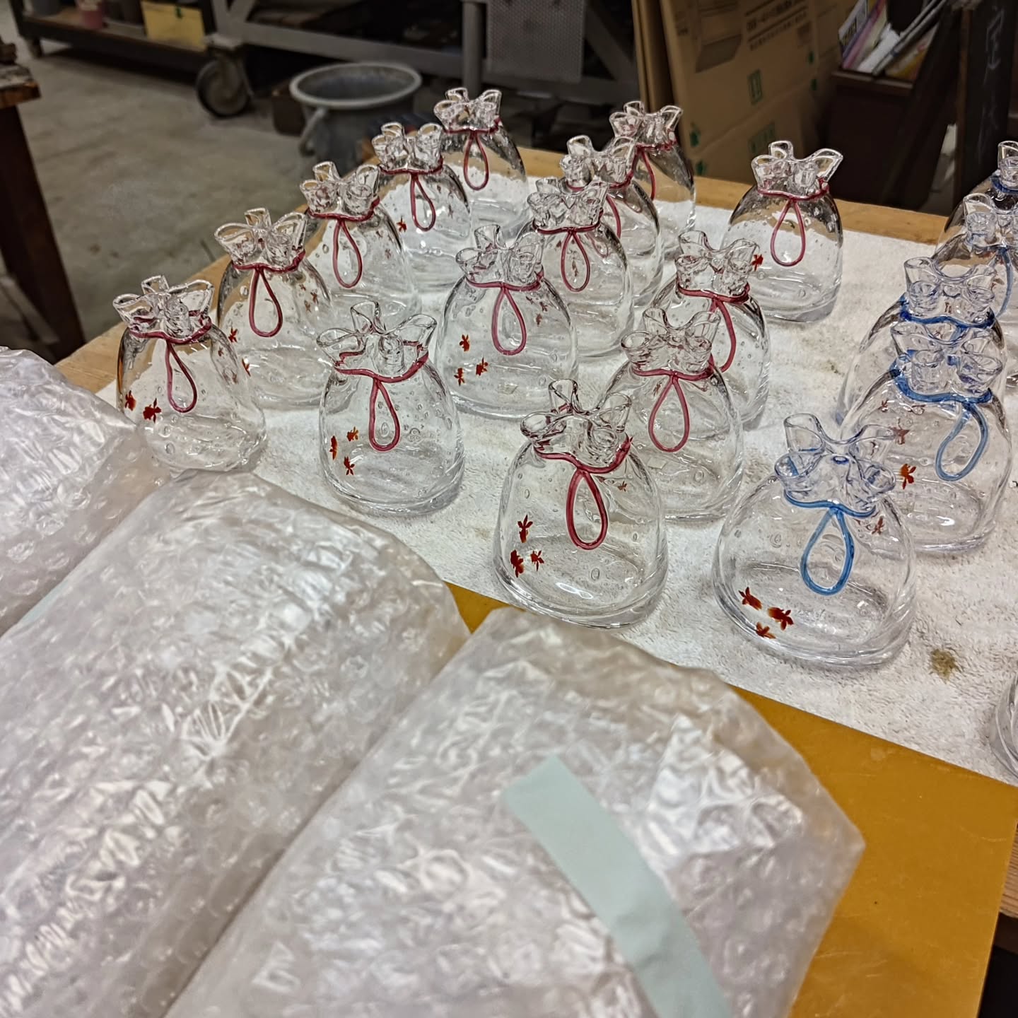 今まで住んで居て1番暑い鎌倉です 金魚巾着一輪挿し 追加制作しました 新しく鎌倉稲村ヶ崎の tsudoiの店舗でお取り扱い頂きます @tsudoi__ 今までは箸置きや、グラス等も扱って頂いていましたが、金魚巾着一輪挿しも仲間入りします 小さいサイズのみ　少量ですが 今週末にお店に置ければと思います （お店は土日のみ営業なので25日開店時に持っていく予定です） その他お取り扱い店舗の方へも送りました。 各店舗の販売スケジュールが異なりますのでご確認下さい…