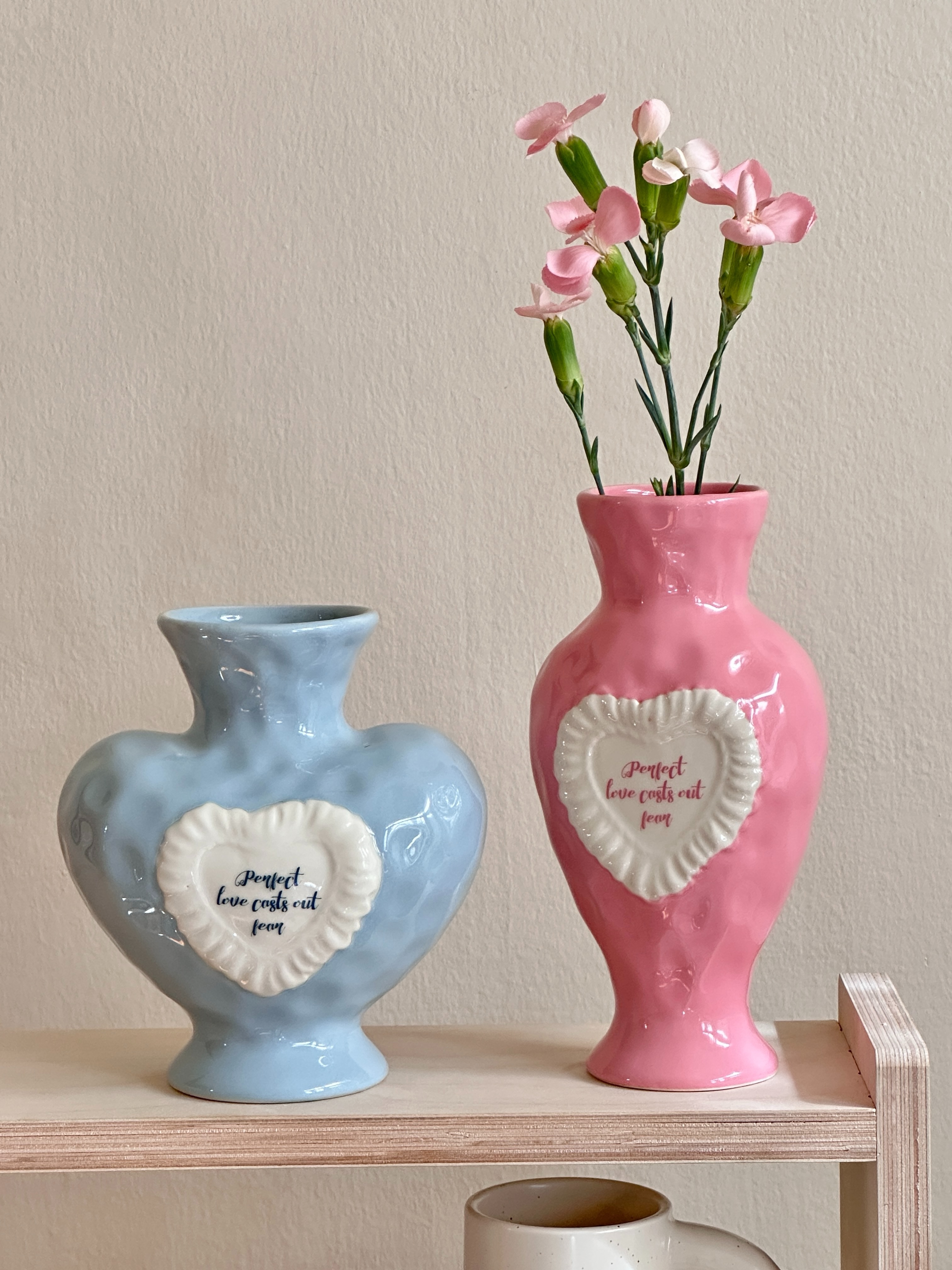 Amour Ceramic Vase 〰️ แจกันเซรามิกพื้นผิวไม่เรียบ มี 2 ทรงให้เลือก ทั้งทรงสูงและทรงคล้ายหัวใจ ทรงสูงมี 2 สี…