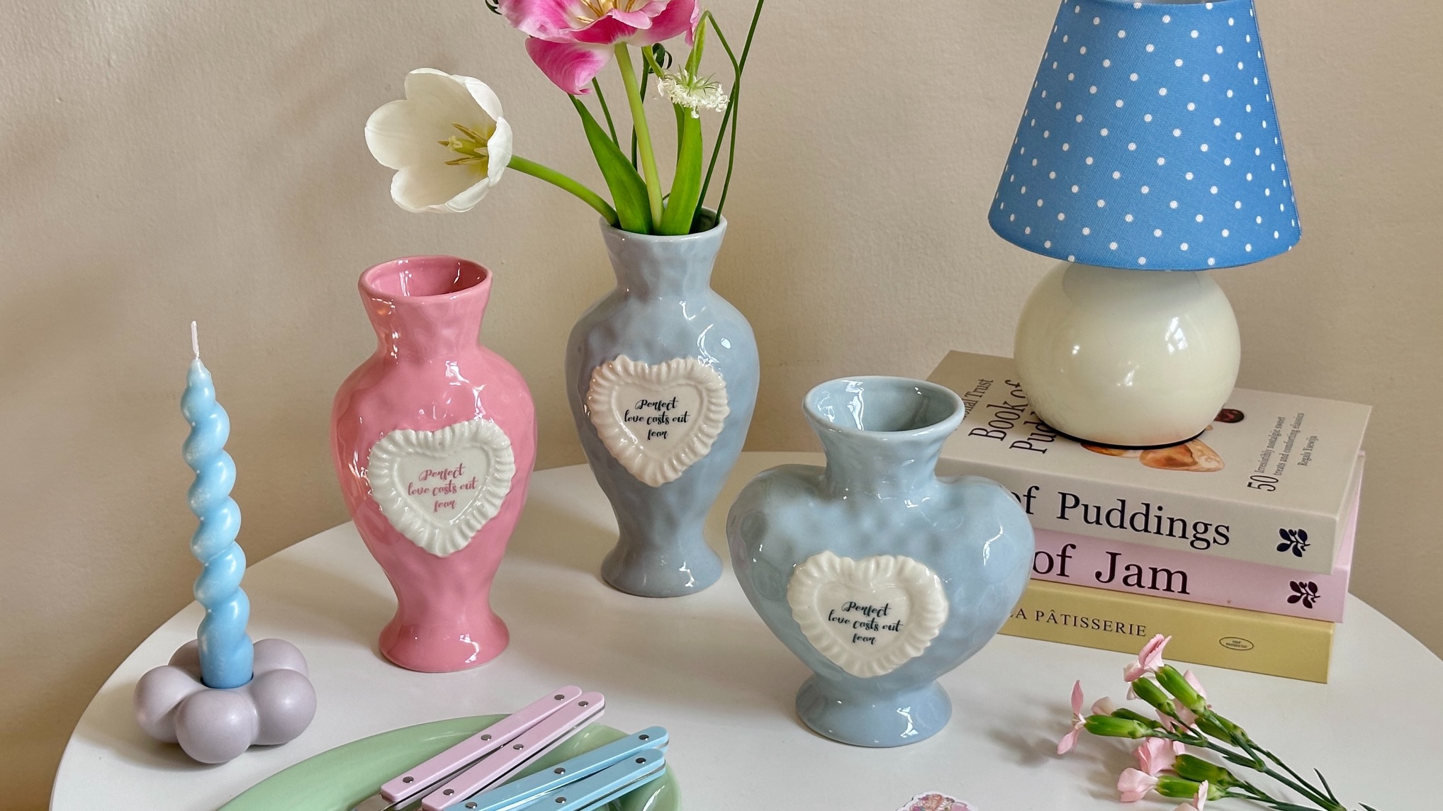 Amour Ceramic Vase 〰️ แจกันเซรามิกพื้นผิวไม่เรียบ มี 2 ทรงให้เลือก ทั้งทรงสูงและทรงคล้ายหัวใจ ทรงสูงมี 2 สี…