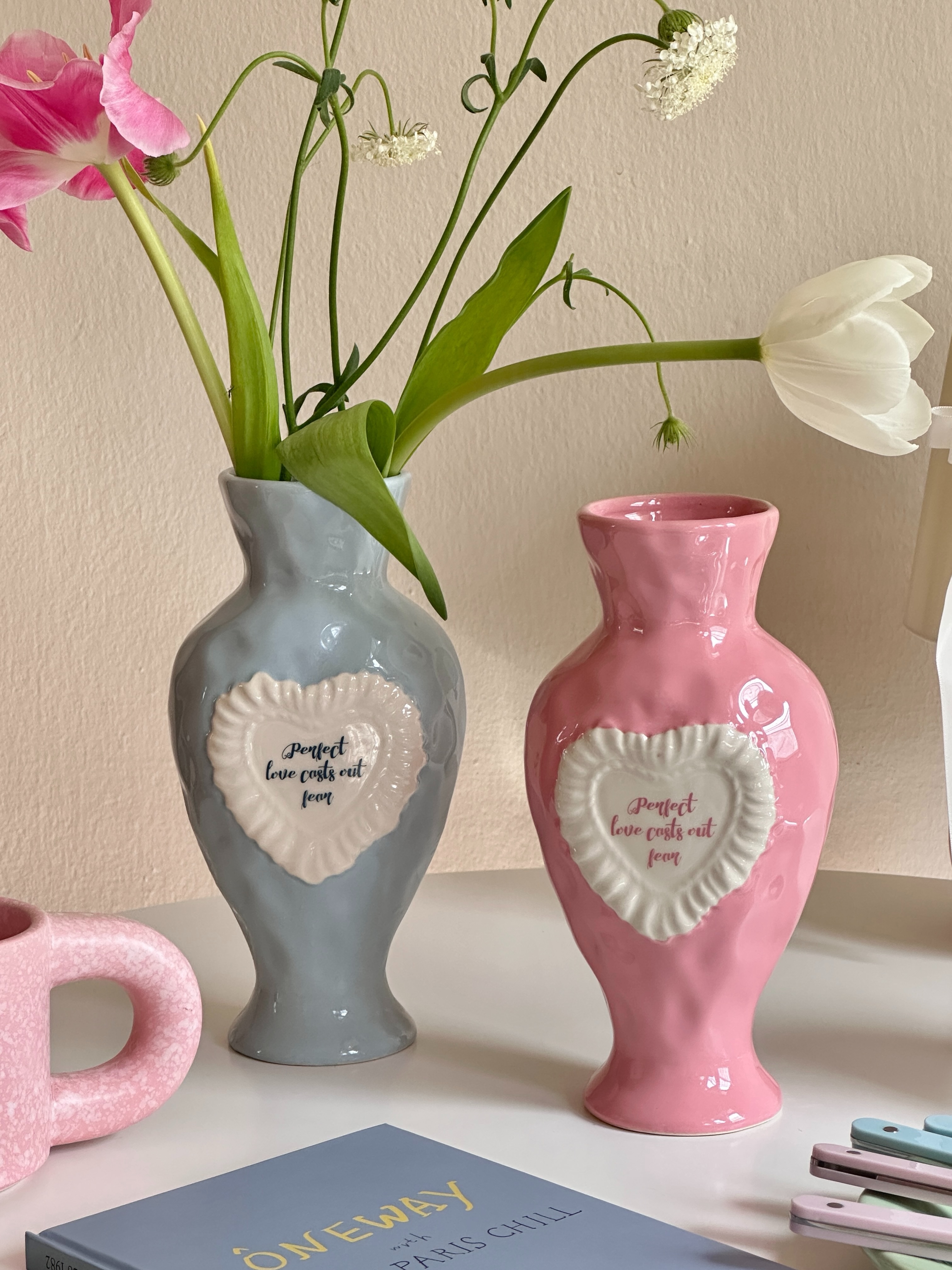 Amour Ceramic Vase 〰️ แจกันเซรามิกพื้นผิวไม่เรียบ มี 2 ทรงให้เลือก ทั้งทรงสูงและทรงคล้ายหัวใจ ทรงสูงมี 2 สี…