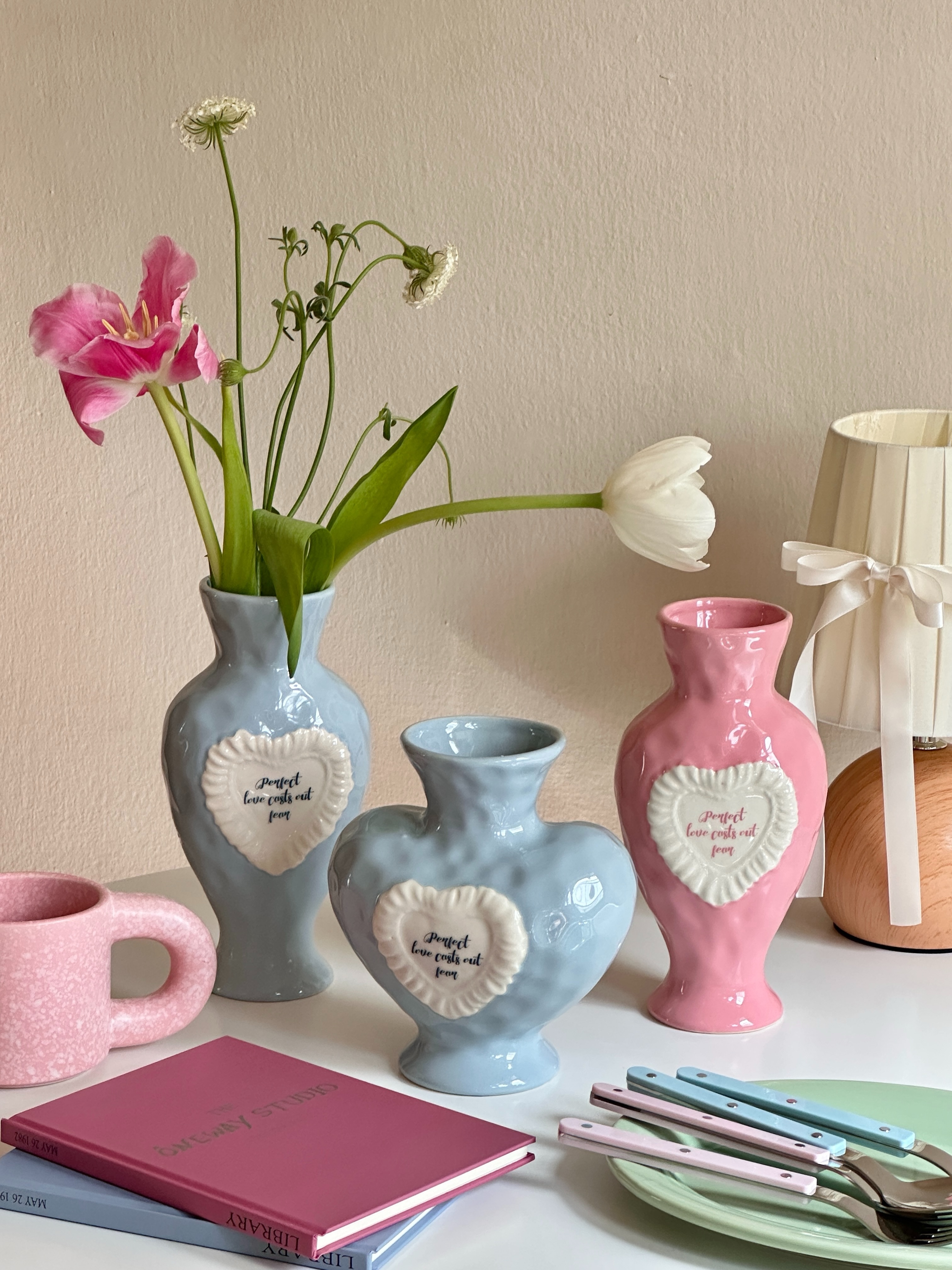 Amour Ceramic Vase 〰️ แจกันเซรามิกพื้นผิวไม่เรียบ มี 2 ทรงให้เลือก ทั้งทรงสูงและทรงคล้ายหัวใจ ทรงสูงมี 2 สี…
