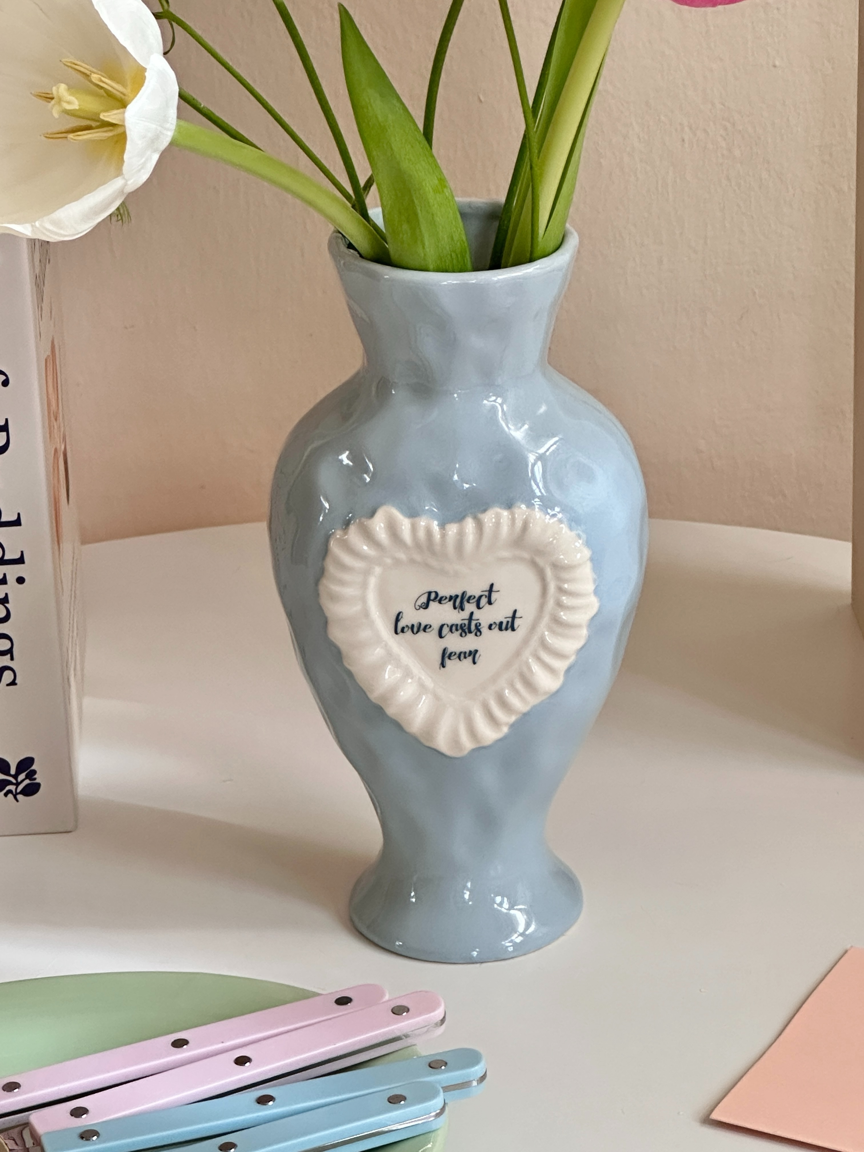 Amour Ceramic Vase 〰️ แจกันเซรามิกพื้นผิวไม่เรียบ มี 2 ทรงให้เลือก ทั้งทรงสูงและทรงคล้ายหัวใจ ทรงสูงมี 2 สี…