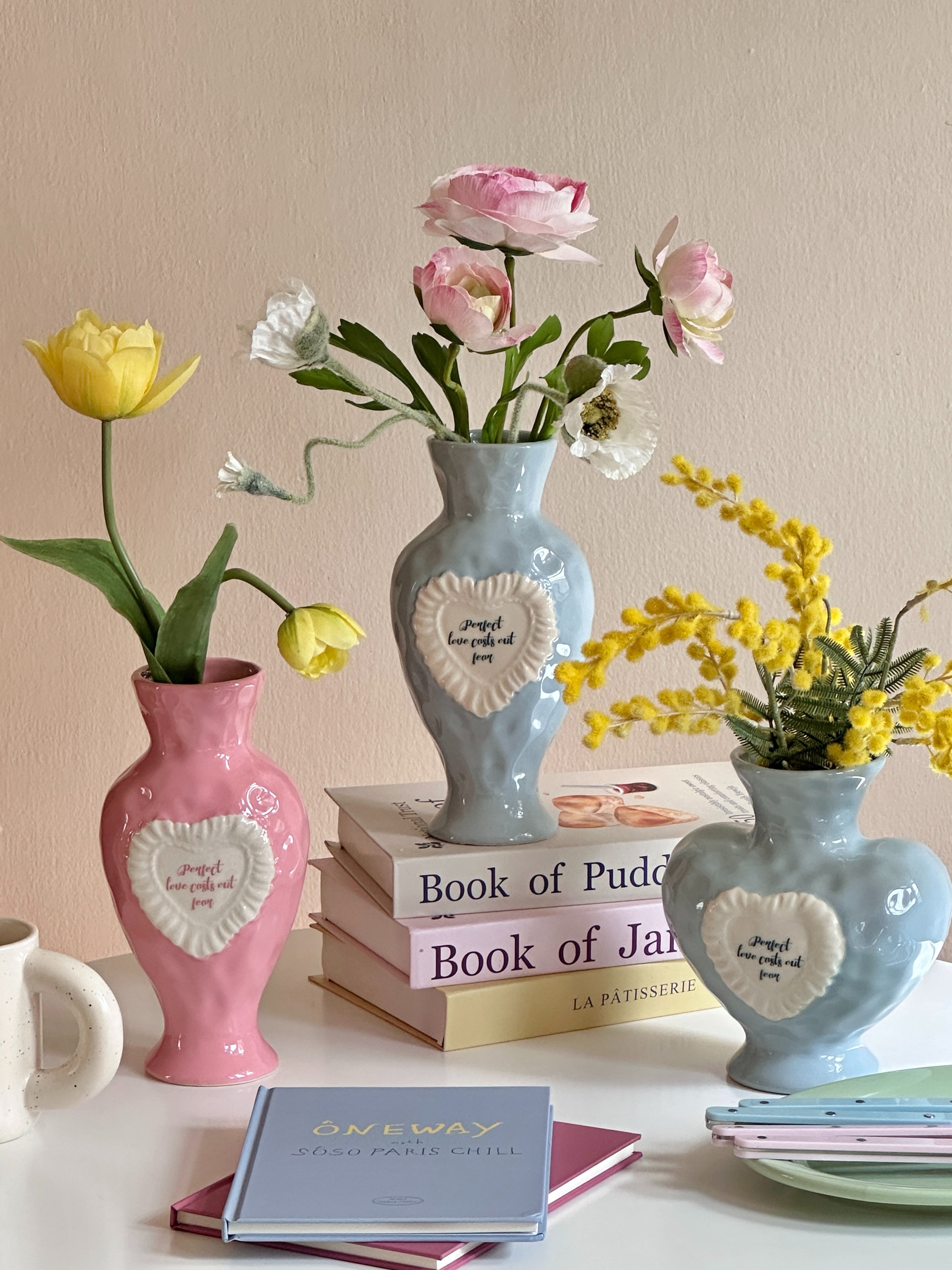 Amour Ceramic Vase 〰️ แจกันเซรามิกพื้นผิวไม่เรียบ มี 2 ทรงให้เลือก ทั้งทรงสูงและทรงคล้ายหัวใจ ทรงสูงมี 2 สี…
