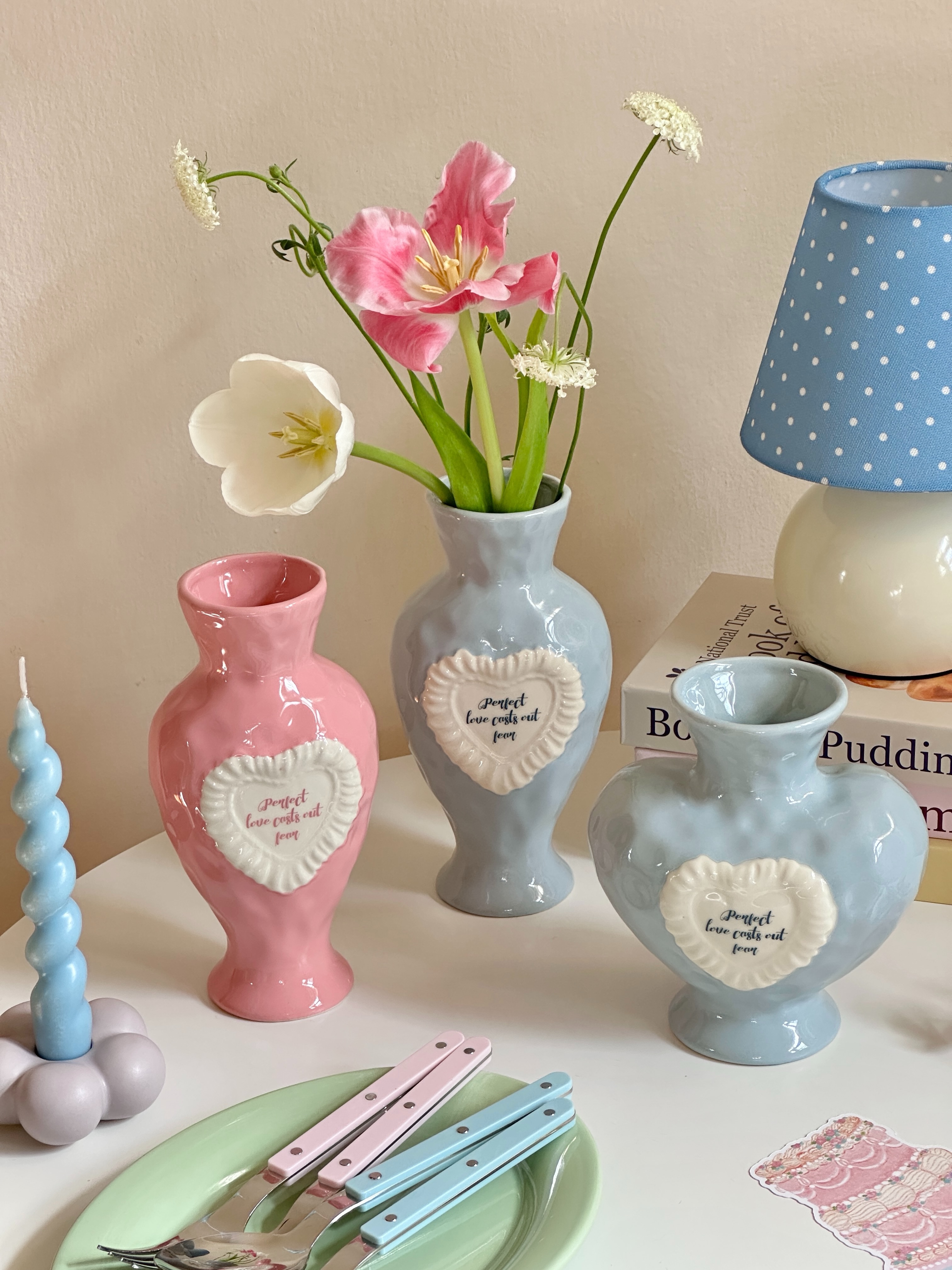 Amour Ceramic Vase 〰️ แจกันเซรามิกพื้นผิวไม่เรียบ มี 2 ทรงให้เลือก ทั้งทรงสูงและทรงคล้ายหัวใจ ทรงสูงมี 2 สี…