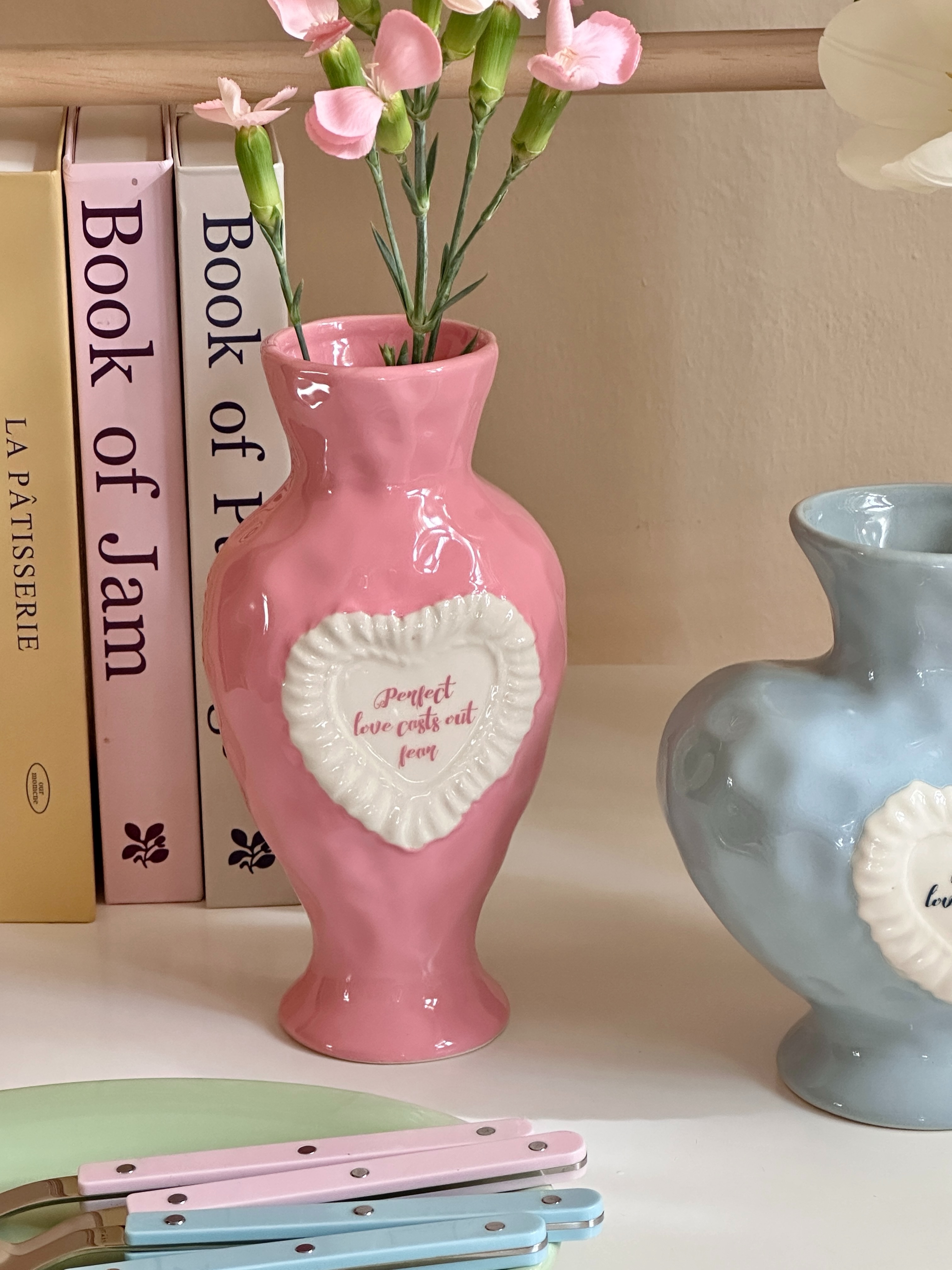 Amour Ceramic Vase 〰️ แจกันเซรามิกพื้นผิวไม่เรียบ มี 2 ทรงให้เลือก ทั้งทรงสูงและทรงคล้ายหัวใจ ทรงสูงมี 2 สี…