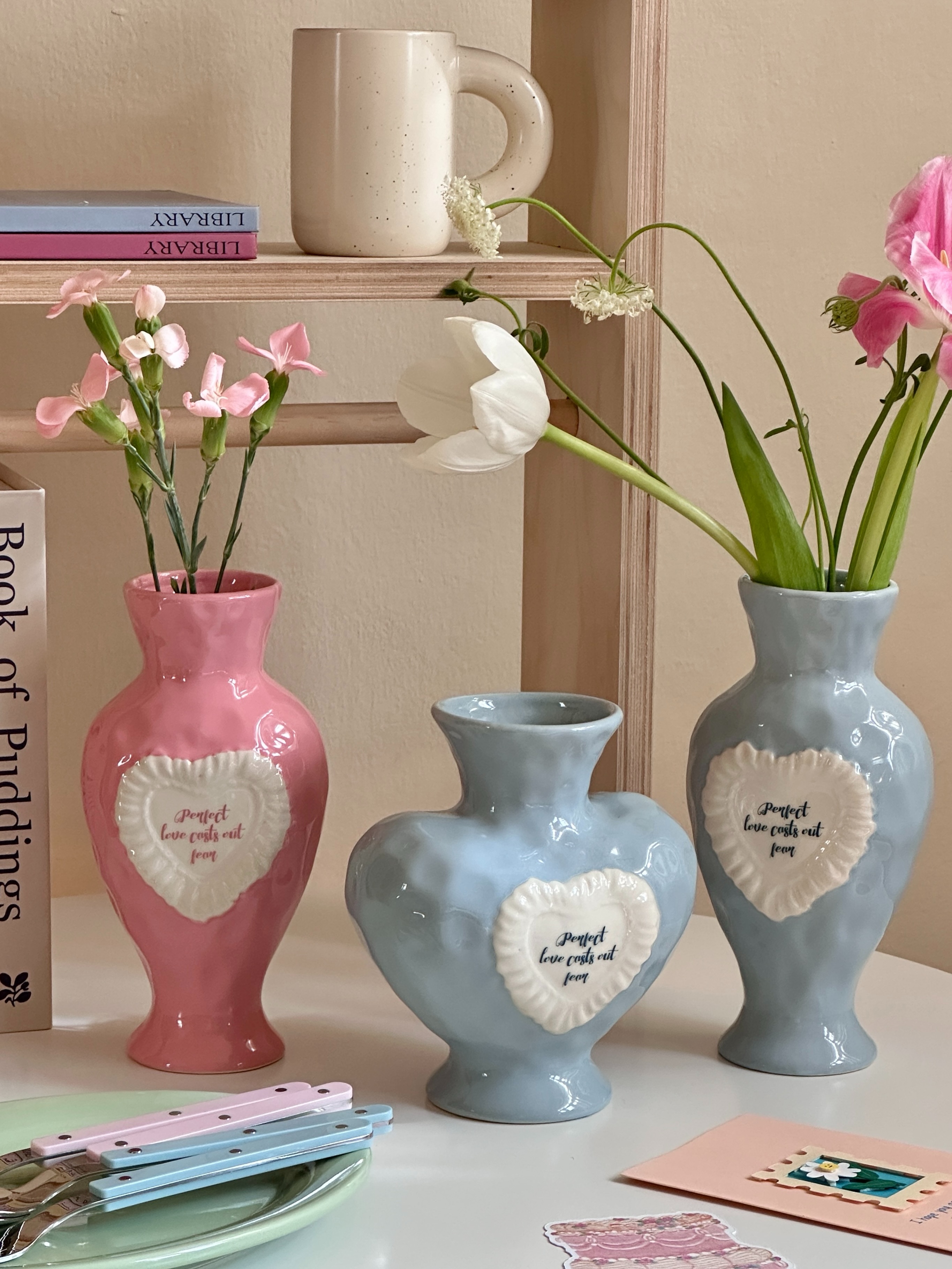 Amour Ceramic Vase 〰️ แจกันเซรามิกพื้นผิวไม่เรียบ มี 2 ทรงให้เลือก ทั้งทรงสูงและทรงคล้ายหัวใจ ทรงสูงมี 2 สี…
