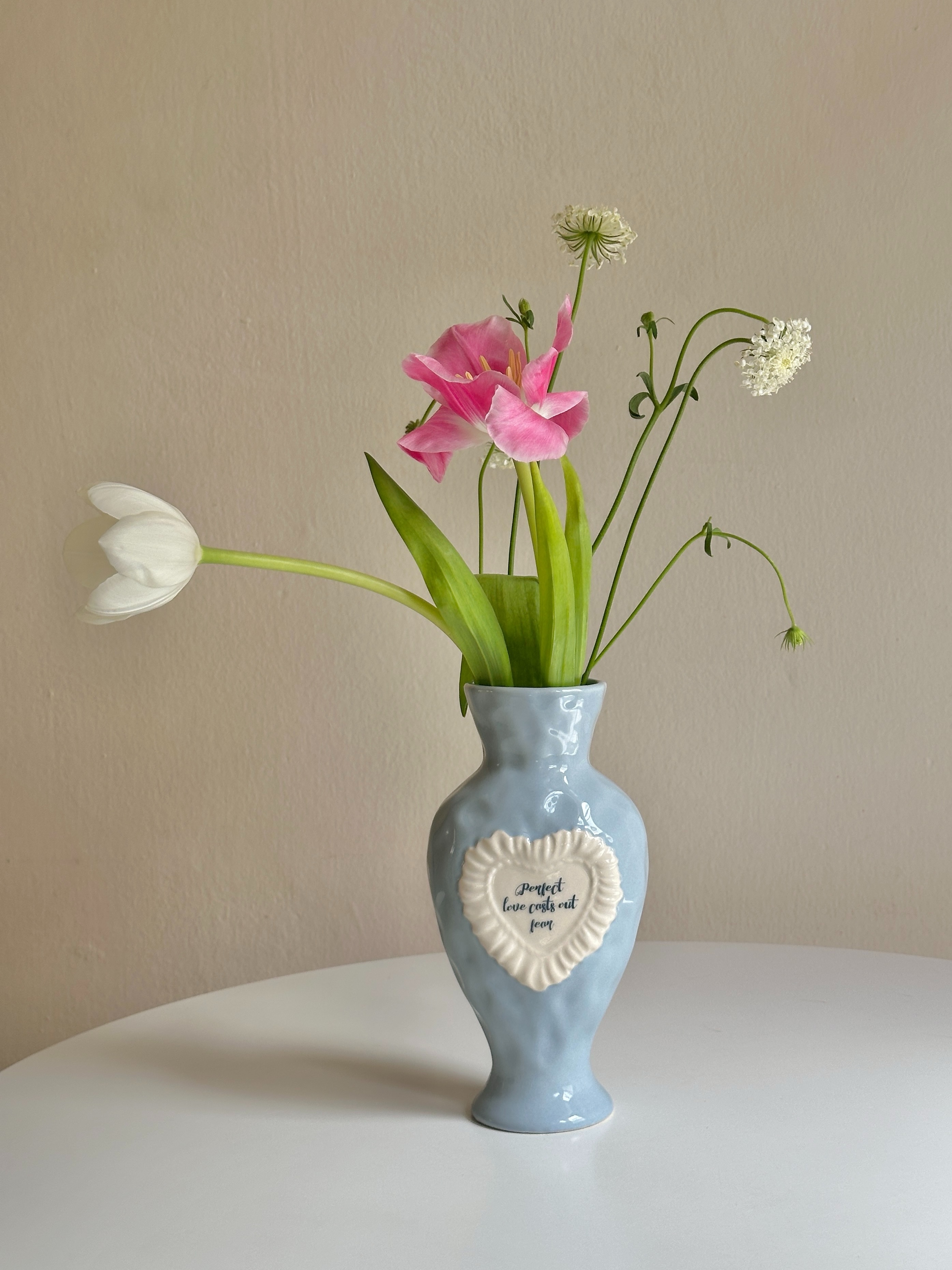 Amour Ceramic Vase 〰️ แจกันเซรามิกพื้นผิวไม่เรียบ มี 2 ทรงให้เลือก ทั้งทรงสูงและทรงคล้ายหัวใจ ทรงสูงมี 2 สี…