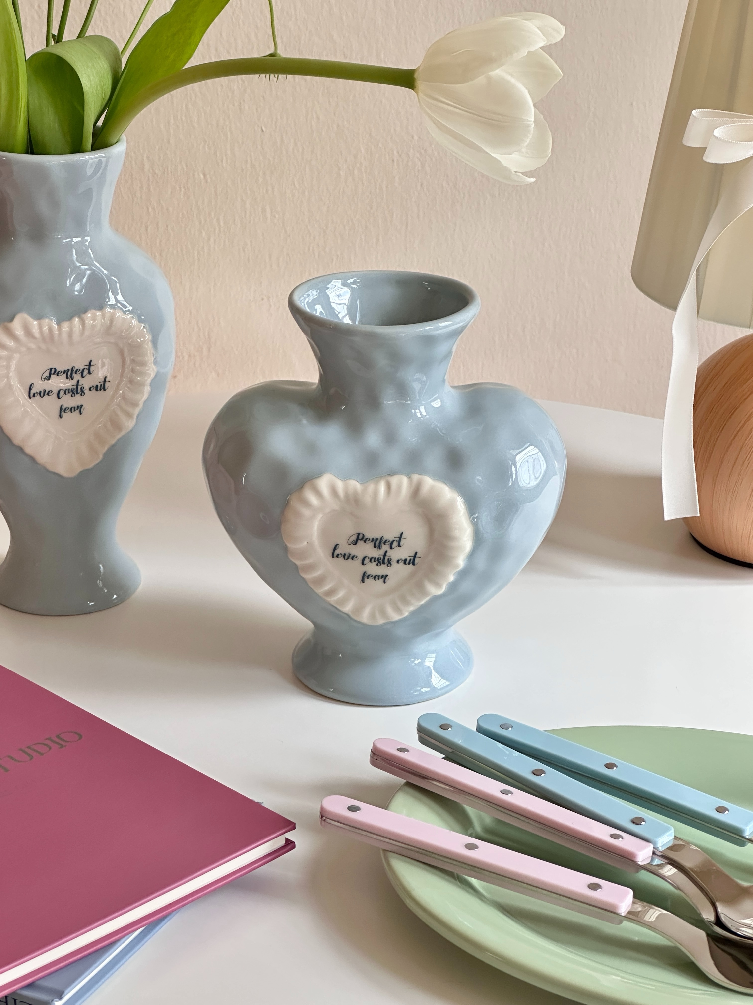 Amour Ceramic Vase 〰️ แจกันเซรามิกพื้นผิวไม่เรียบ มี 2 ทรงให้เลือก ทั้งทรงสูงและทรงคล้ายหัวใจ ทรงสูงมี 2 สี…