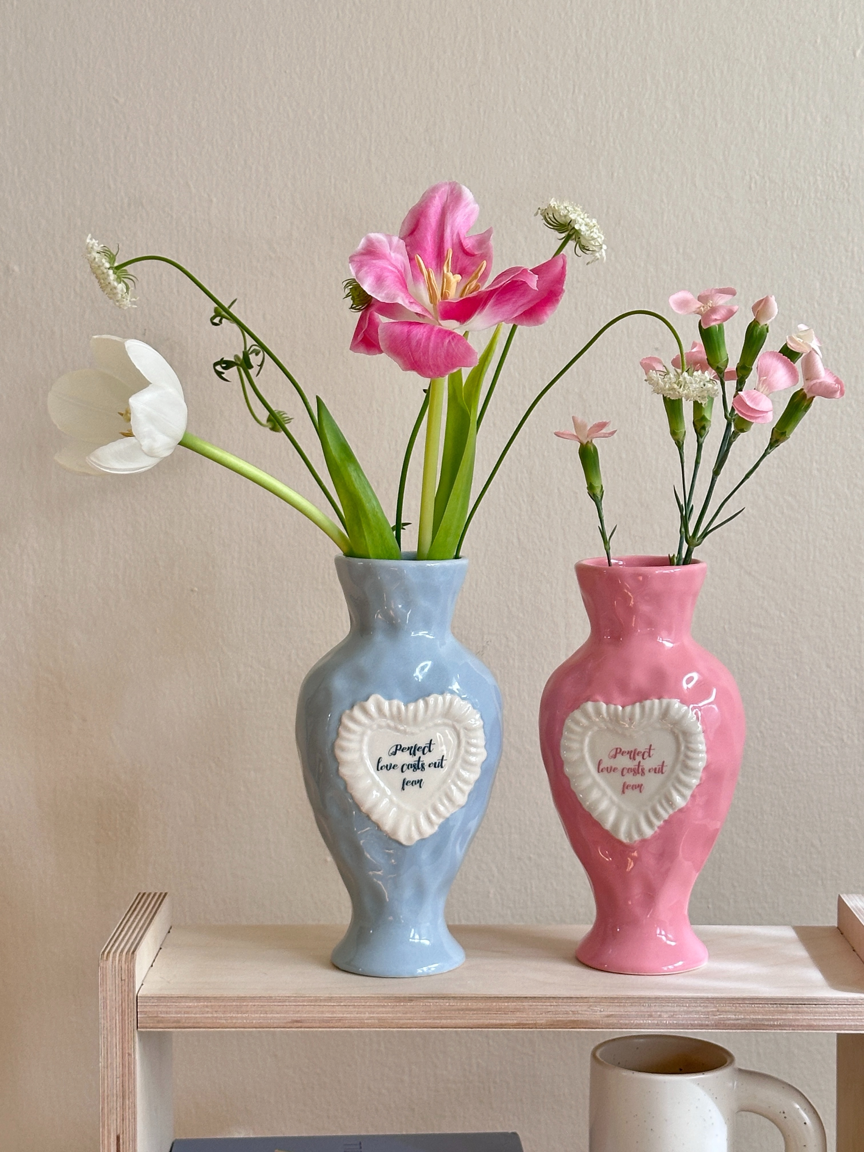 Amour Ceramic Vase 〰️ แจกันเซรามิกพื้นผิวไม่เรียบ มี 2 ทรงให้เลือก ทั้งทรงสูงและทรงคล้ายหัวใจ ทรงสูงมี 2 สี…