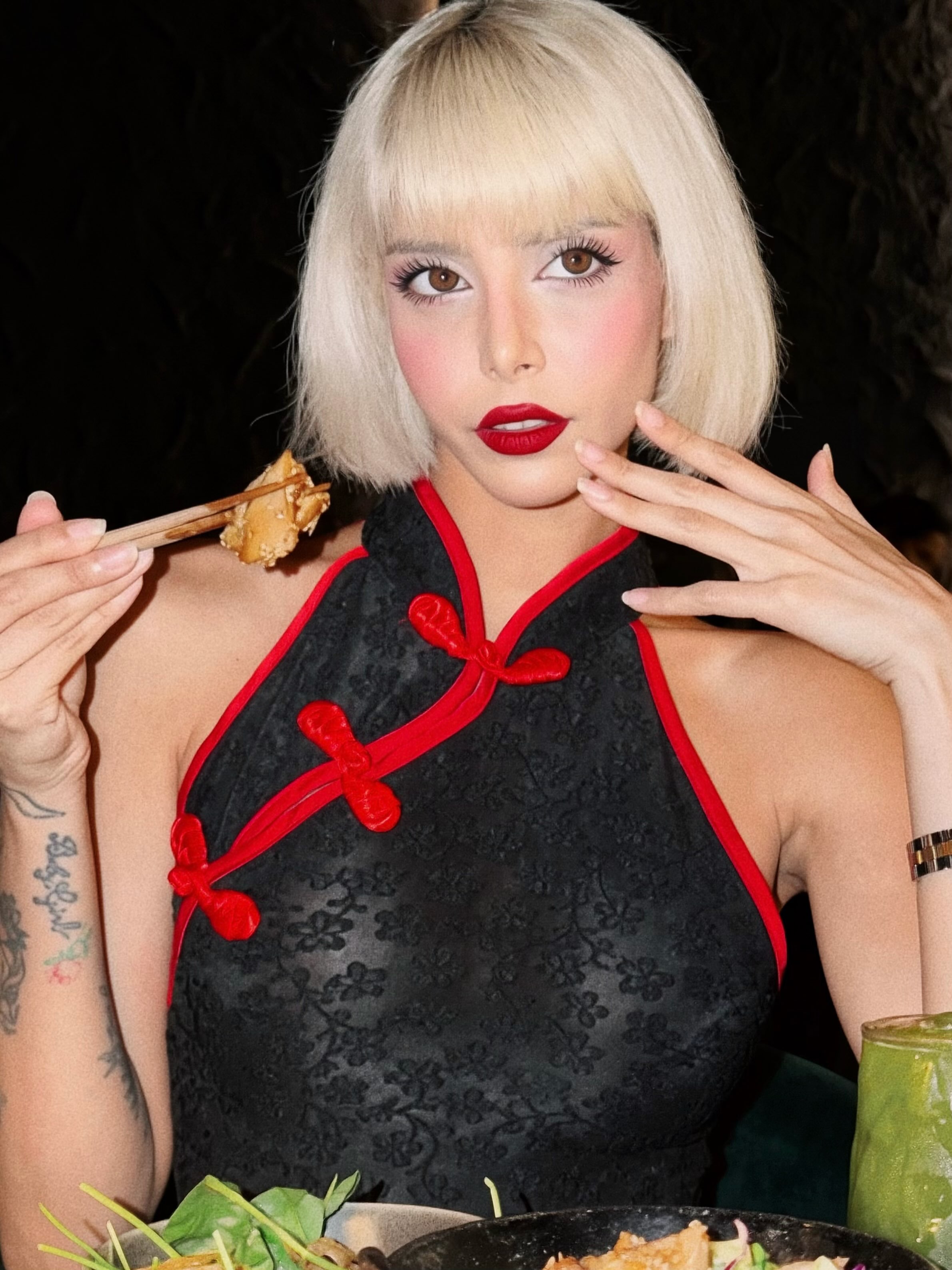 Red, black & a little drama🪭 Chinese-inspired glam, but make it fashion🐉🥢🧧…