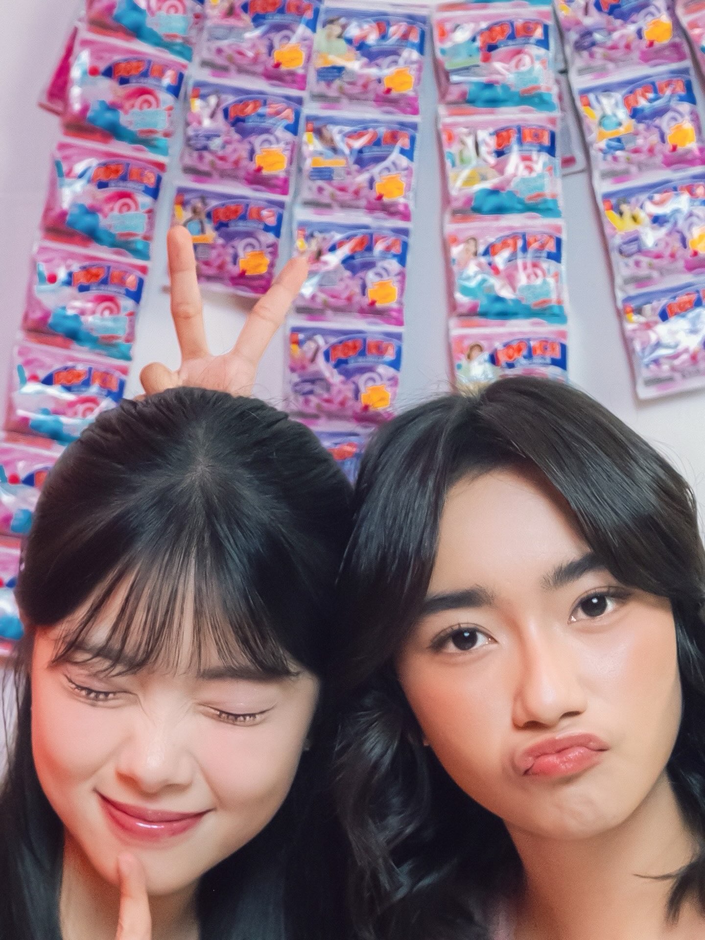 Kok rasanya ada yang lebih nyuri perhatian daripada kita ya? 👀View all…