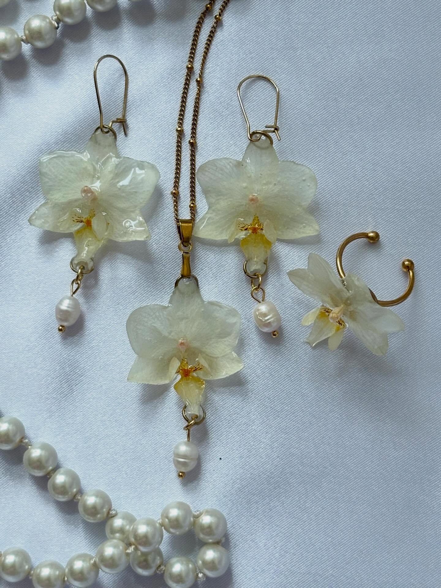 Hoe cute en mooi zijn deze kleine witte orchideeën met (nep) pareltjes.…