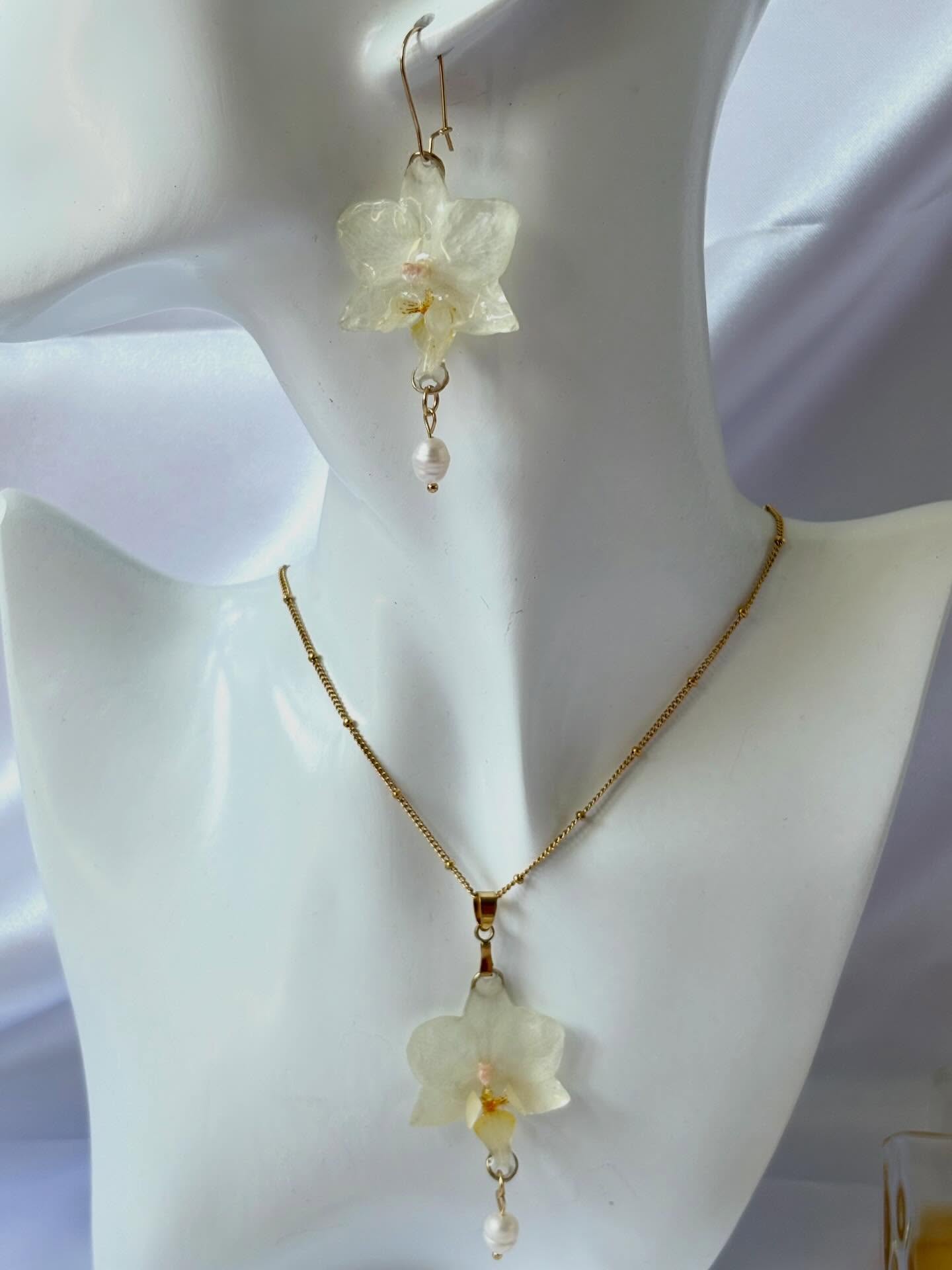 Hoe cute en mooi zijn deze kleine witte orchideeën met (nep) pareltjes.…