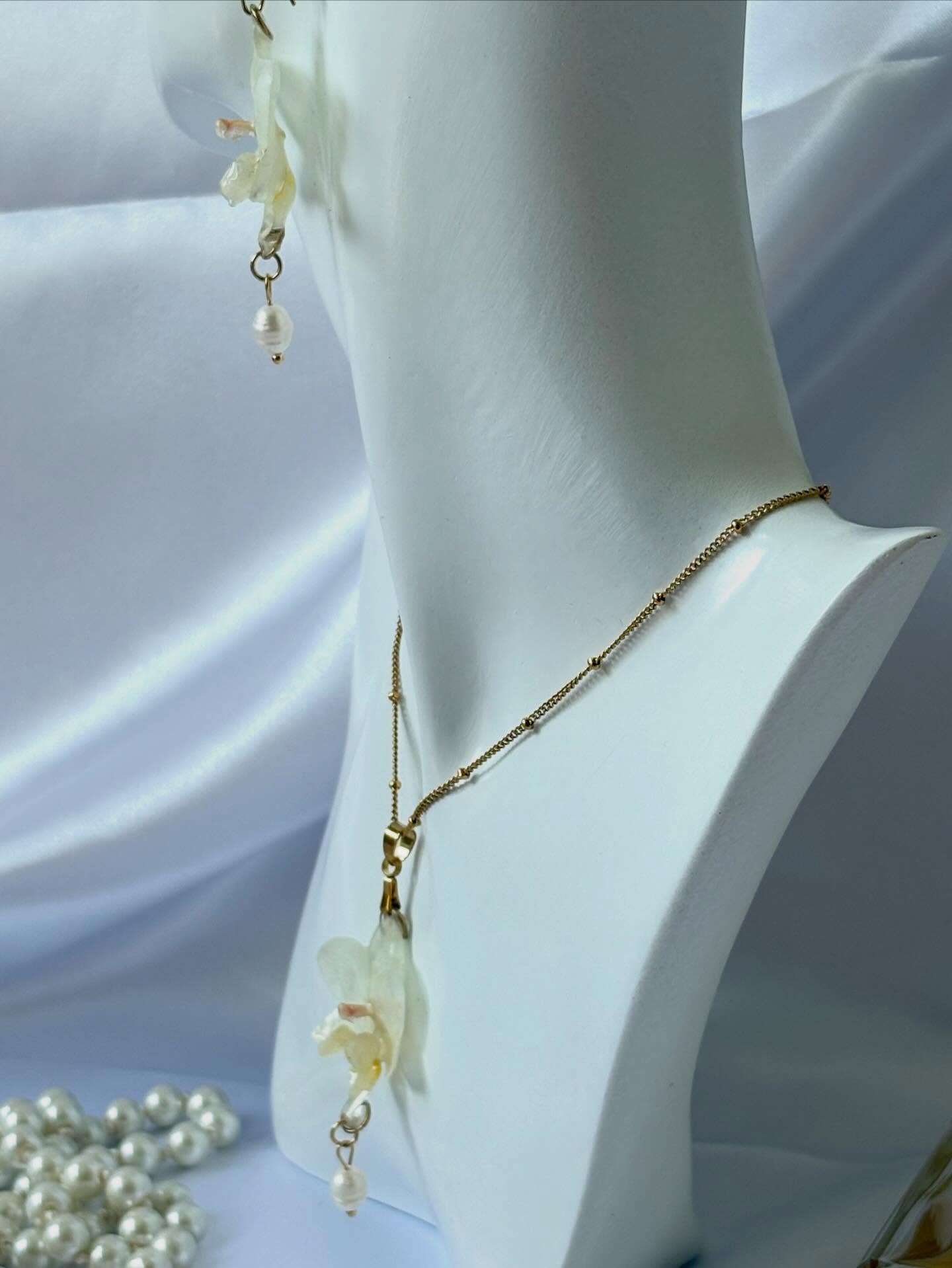 Hoe cute en mooi zijn deze kleine witte orchideeën met (nep) pareltjes.…