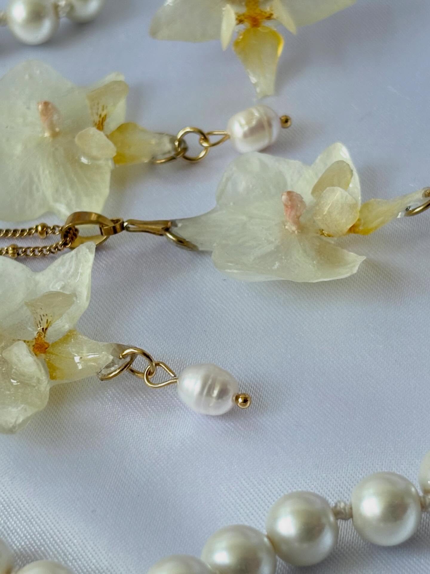 Hoe cute en mooi zijn deze kleine witte orchideeën met (nep) pareltjes.…